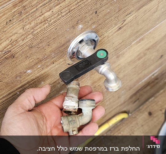 ברז מים עם חלקי צנרת ביד אדם